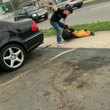 Guy catches a diversity keying his car in broad daylight... beats his ass