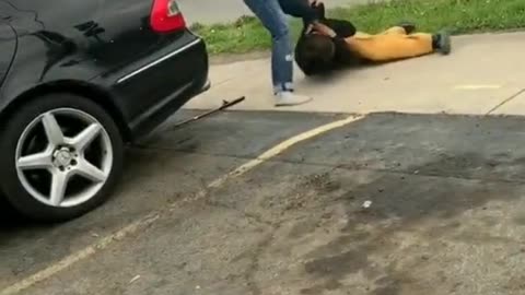 Guy catches a diversity keying his car in broad daylight... beats his ass