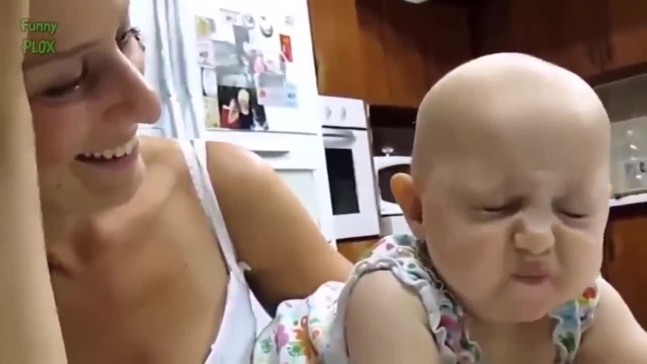 Bayi Makan Lemon For the First Time. Incompatibility [Hd Baru]