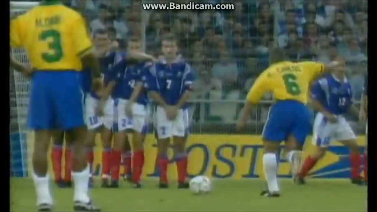 Roberto Carlos amazing free kick for Brazil