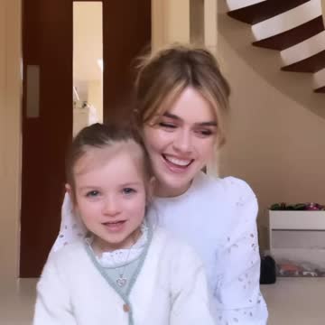 Megan Walsh being a great Auntie and singing a clip from Frozen