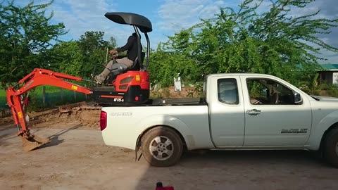 Kubota U15-3 VS Nissan navara