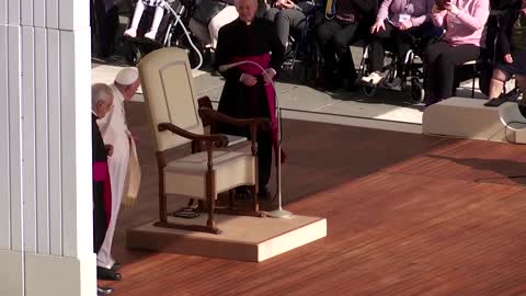 Pope Francis seen struggling with leg pain