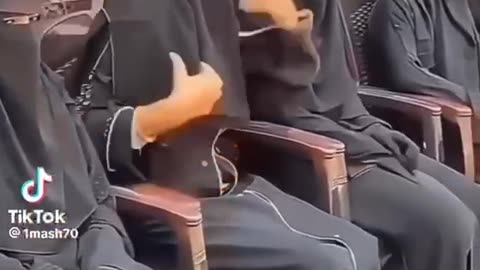 How will the father identify his daughter during this graduation?... Just asking!😁