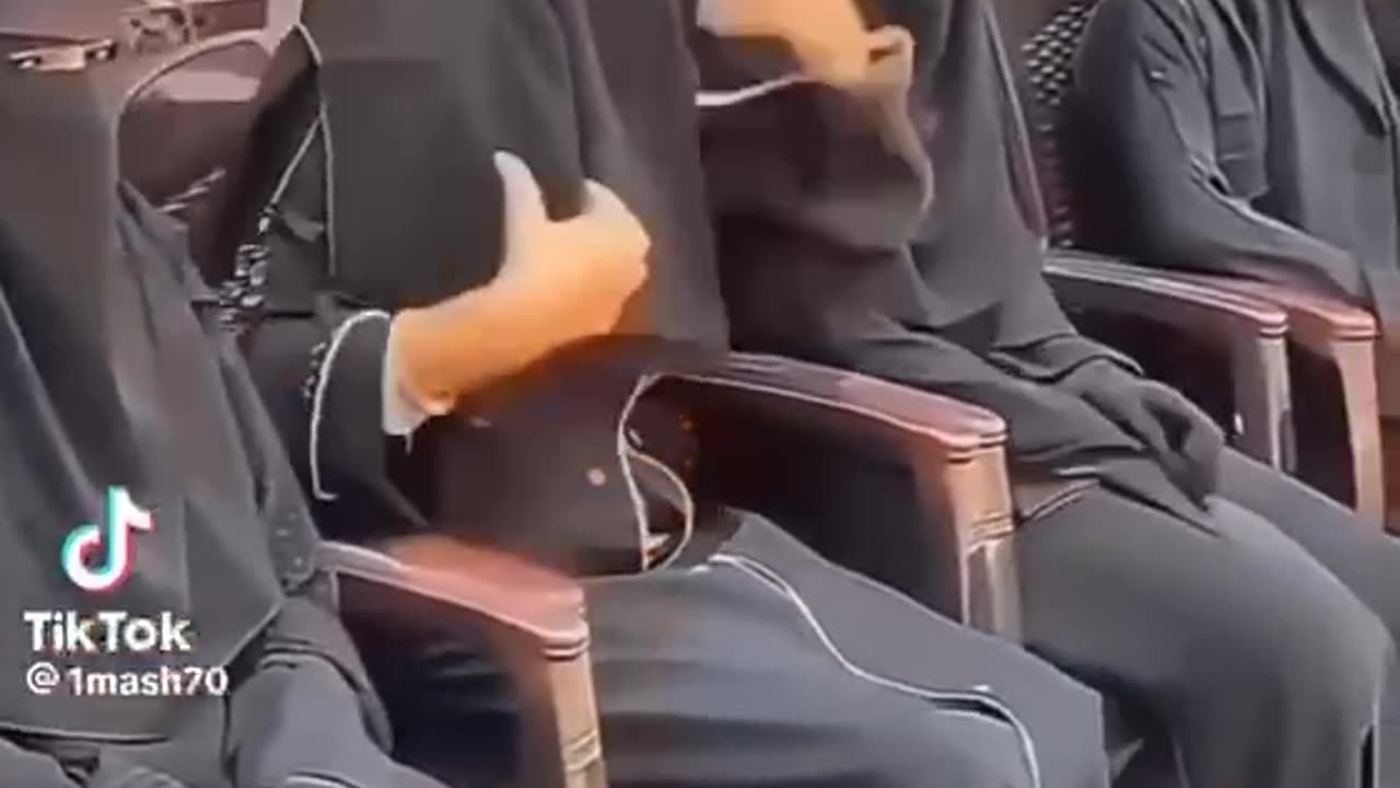 How will the father identify his daughter during this graduation?... Just asking!😁