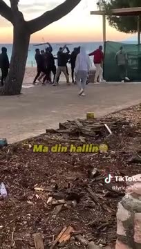 Adoleshentët rrahin barbarisht me shkopinj bashkëmoshatarin e tyre në Ksamil