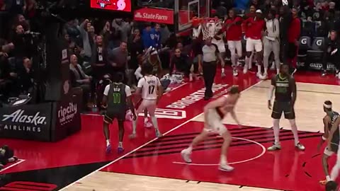 NBA - SHAEDON SHARPE. OFF A TRAMPOLINE.