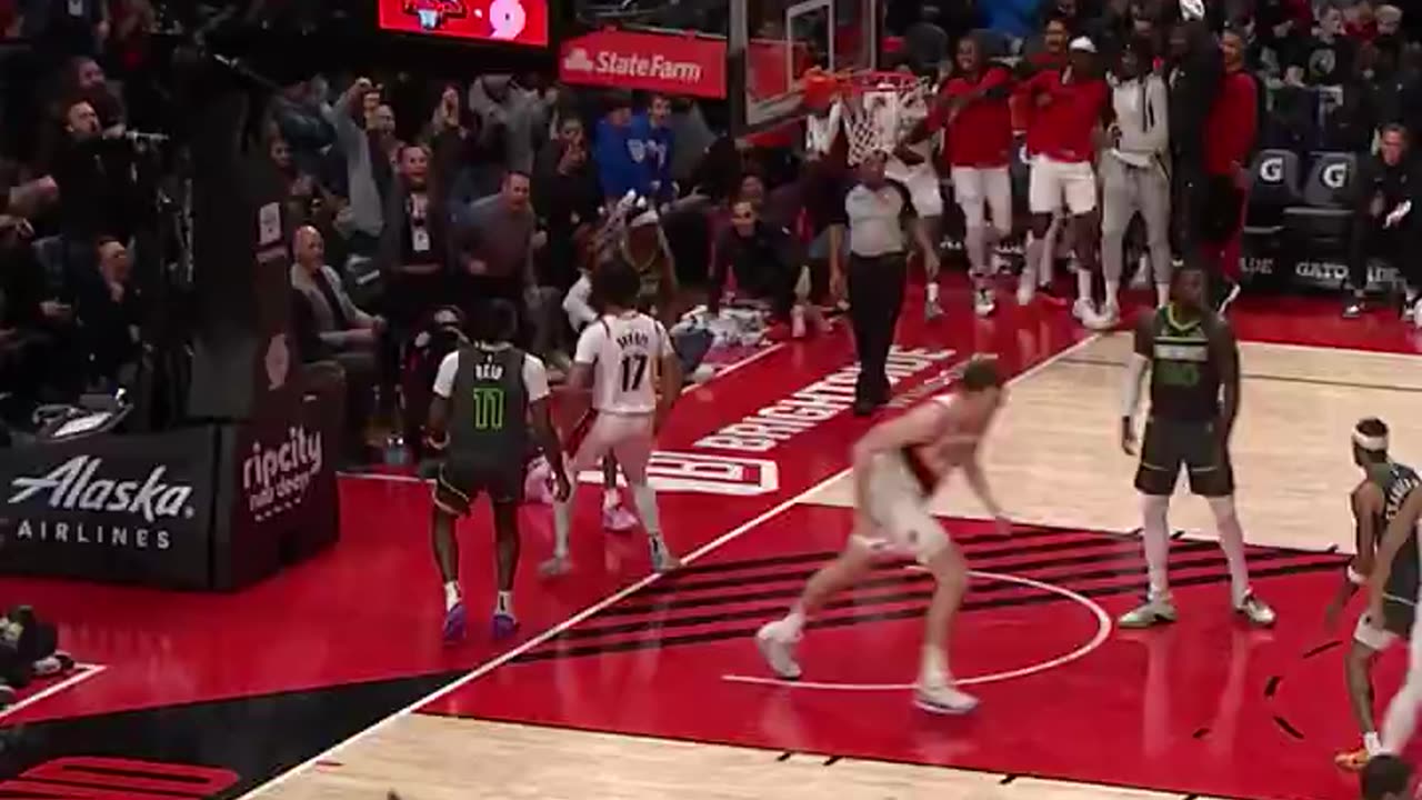 NBA - SHAEDON SHARPE. OFF A TRAMPOLINE.
