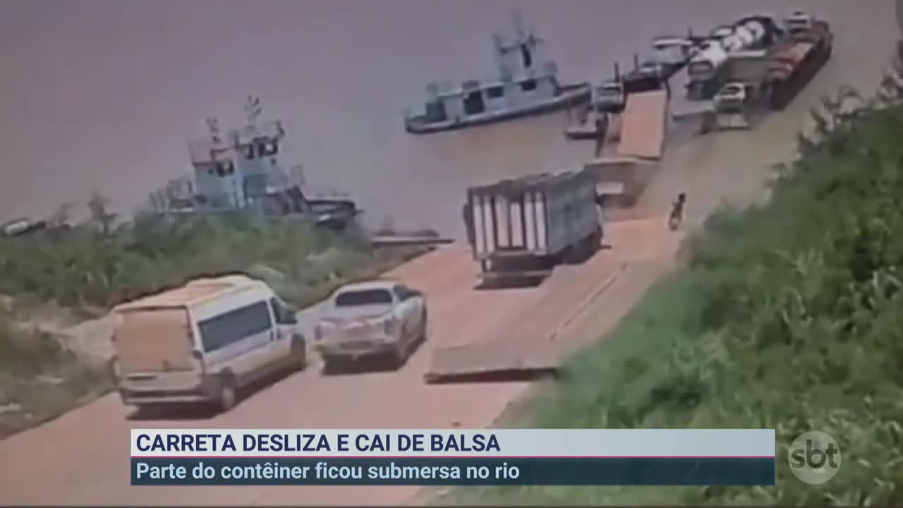 Carreta desliza de balsa e cai em rio no Amazonas | Primeiro Impacto