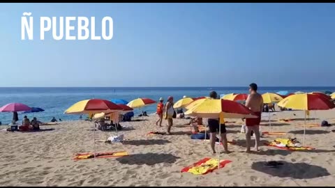 La playa de Cabrera de Mar (Cataluña) acoge la plantada de sombrillas españolas