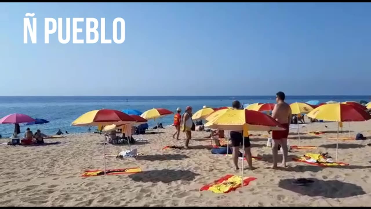 La playa de Cabrera de Mar (Cataluña) acoge la plantada de sombrillas españolas