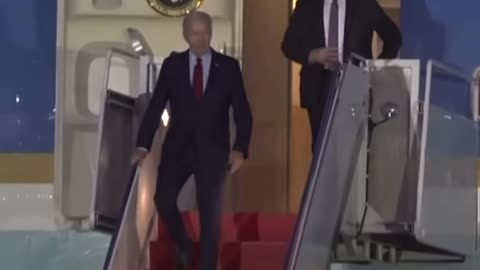 Pozor kam šlapetete - Joe Biden na návštevě v Británii s označenými schůdky