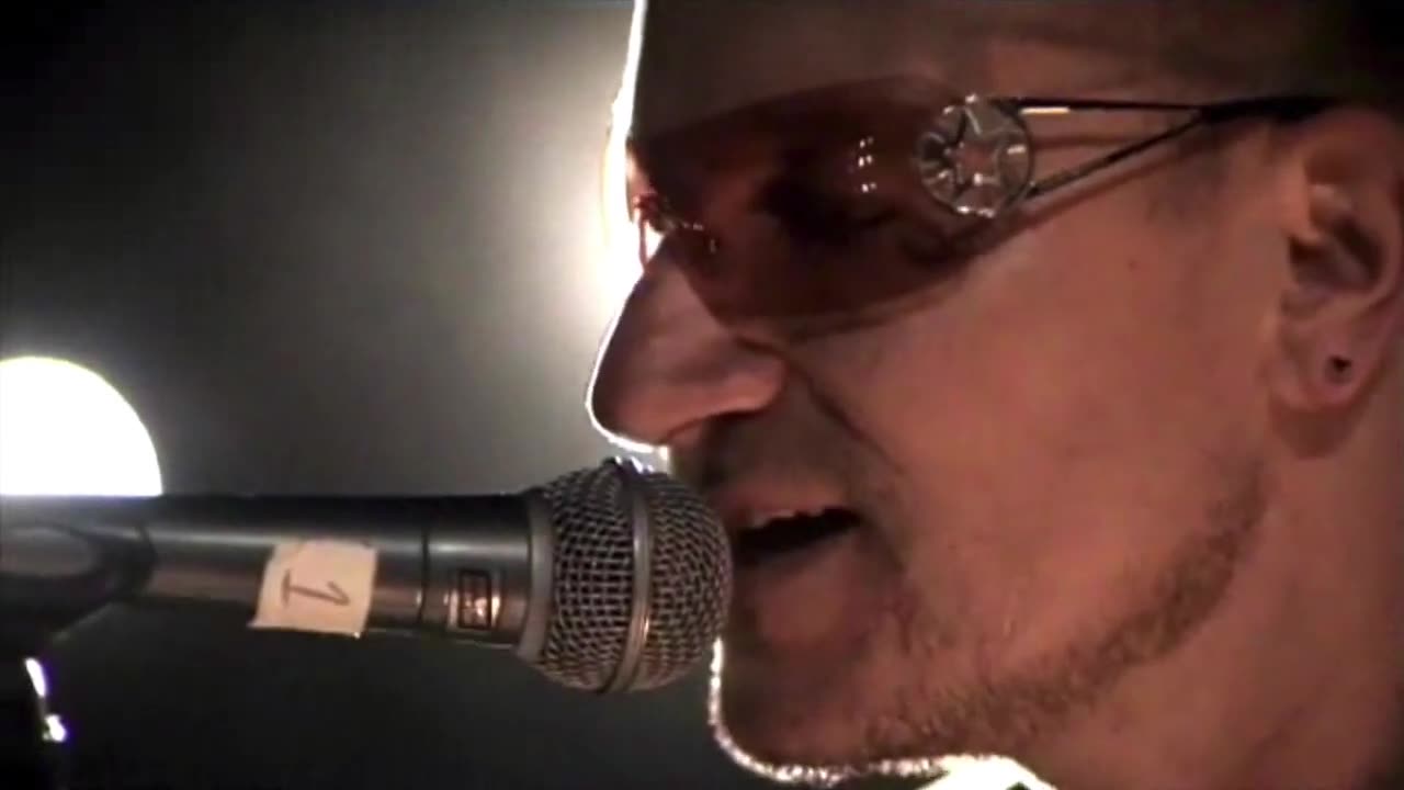 U2 - I Believe In Father Christmas (U2News) Live