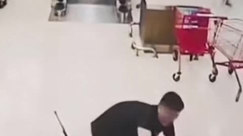 Increíble como esta mujer cae en su silla de ruedas por las escaleras del y un hombre l salva