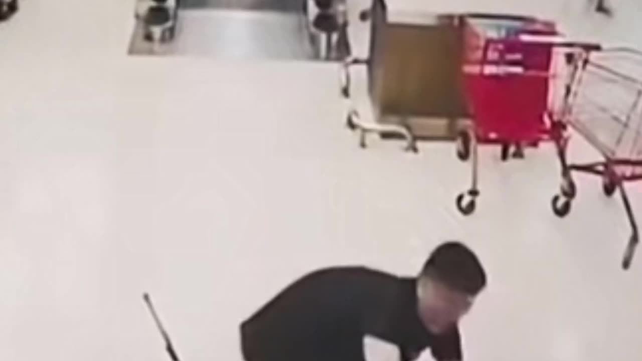 Increíble como esta mujer cae en su silla de ruedas por las escaleras del y un hombre l salva