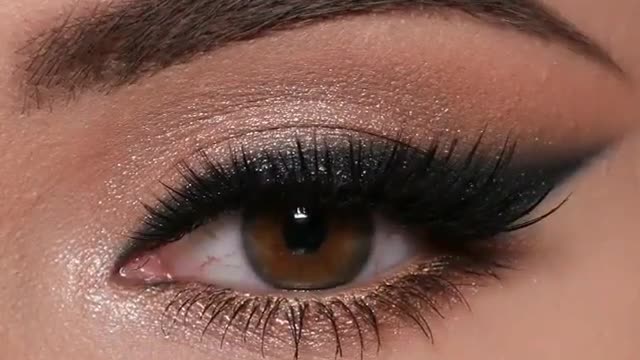 Learn how to make a smokey eye