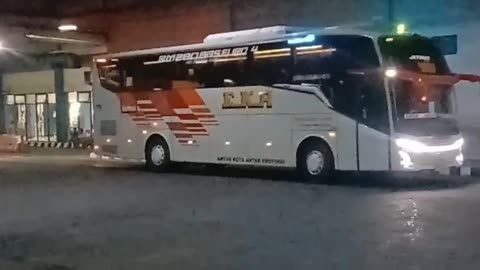 HUNTING BUS DI TERMINAL TIRTONADI
