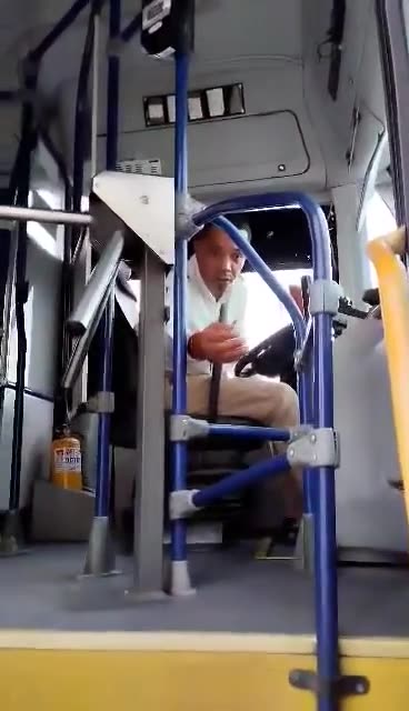 Video: ¿No lo dejó subir? Discapacitado discute con conductor de Transcaribe
