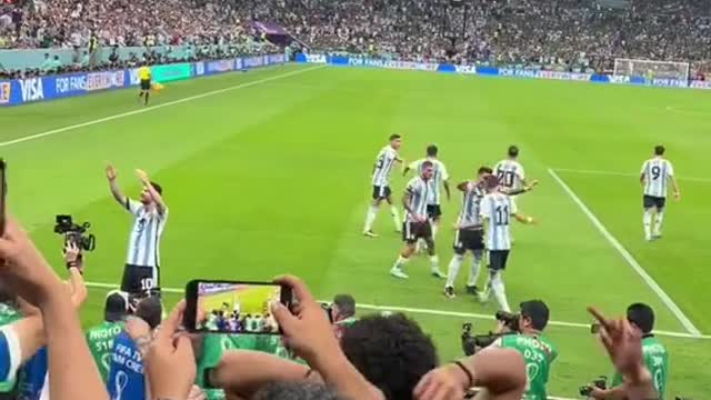 Messi celebrates right in front of Mexico fans