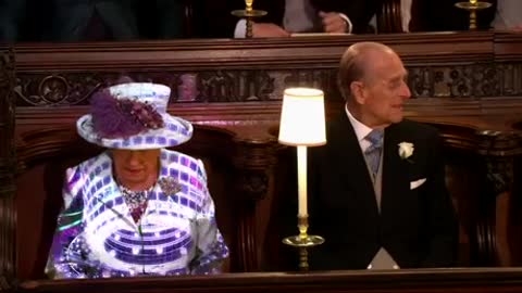 Queen Elizabeth green suit edit