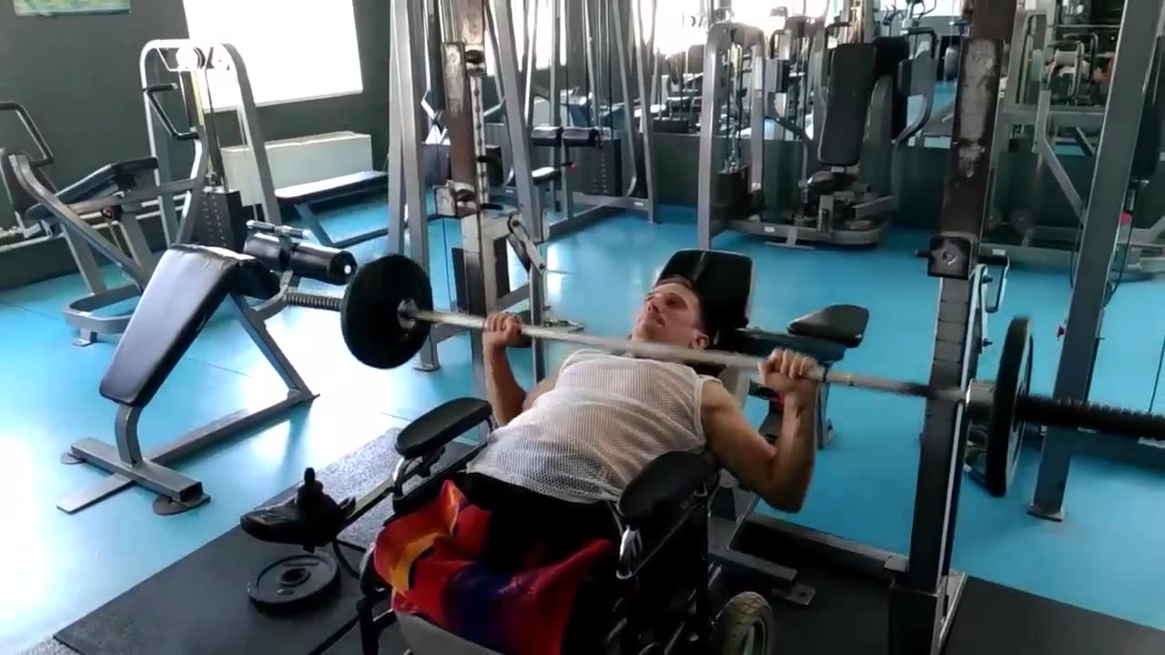 A disabled person without legs presses a 40 kg barbell