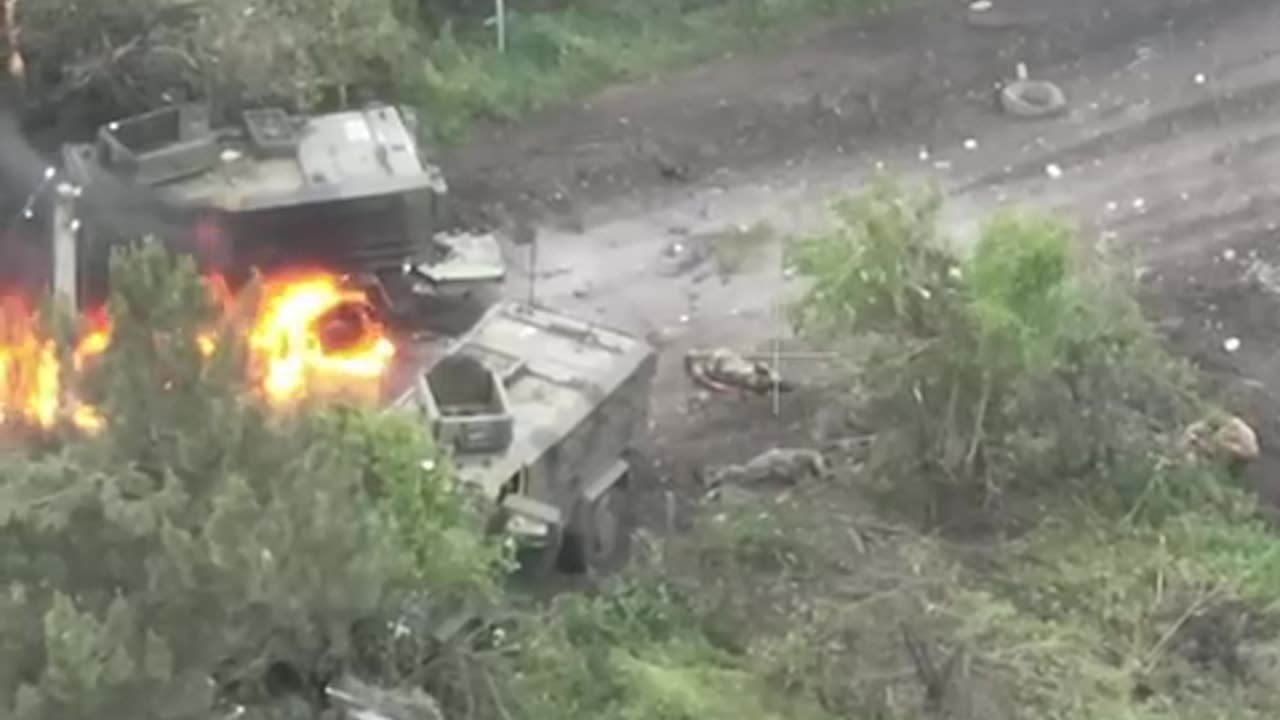 Epic footage of the destruction of two Ukrainian MRAPs with infantry by the Russian T-80