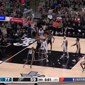 NBA - PAOLO BANCHERO DRIVES TO THE BUCKET AND THROWS DOWN A POSTER 😱 Spurs-Magic