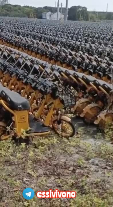 Cimitero di monopattini elettrici che hanno esaurito la batteria