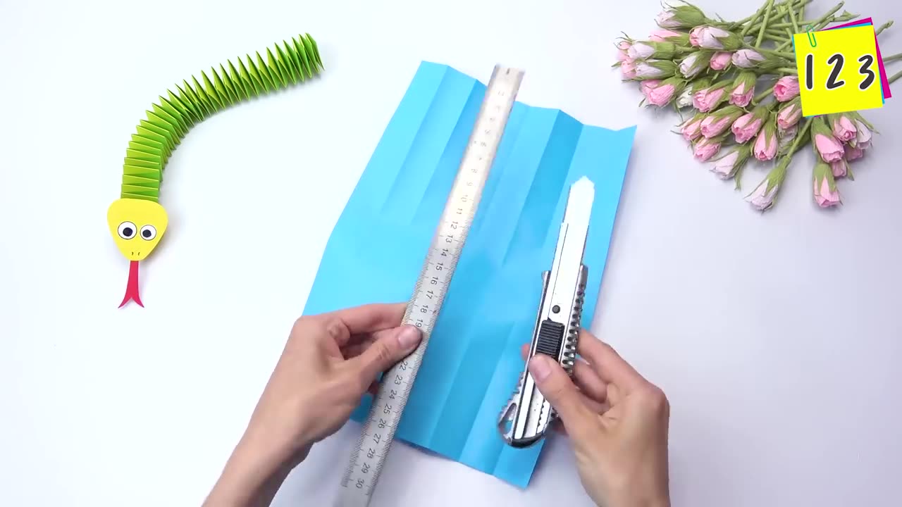 DIY CRAFTS -- PAPER SNAKE