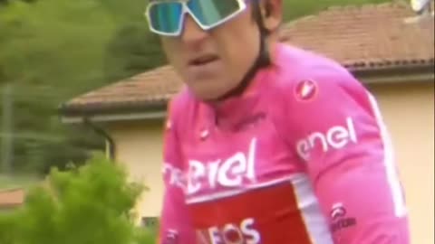 Epic Moment From Giro D'Italia Stage 10 - Geraint Thomas Pee Break!!