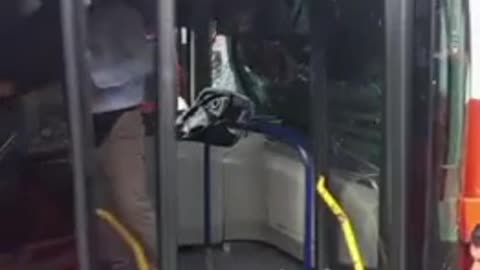 Video: ¡No le tocaba! Motociclista se salvó de morir aplastado por dos buses