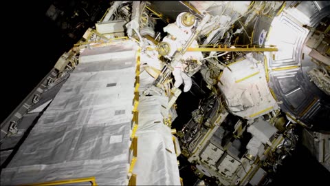 NASA ASTRONAUTS WALK IN SPACE OUTSIDE THE SPACE STATION