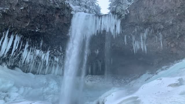 Spectacular Alpine Waterfall in Winter! – Tamanawas Falls – Mount Hood – Oregon – 4K