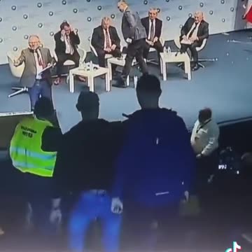 Polští farmáři házejí zkažená vejce po vládních předtavitelích podporujích Ukrajince