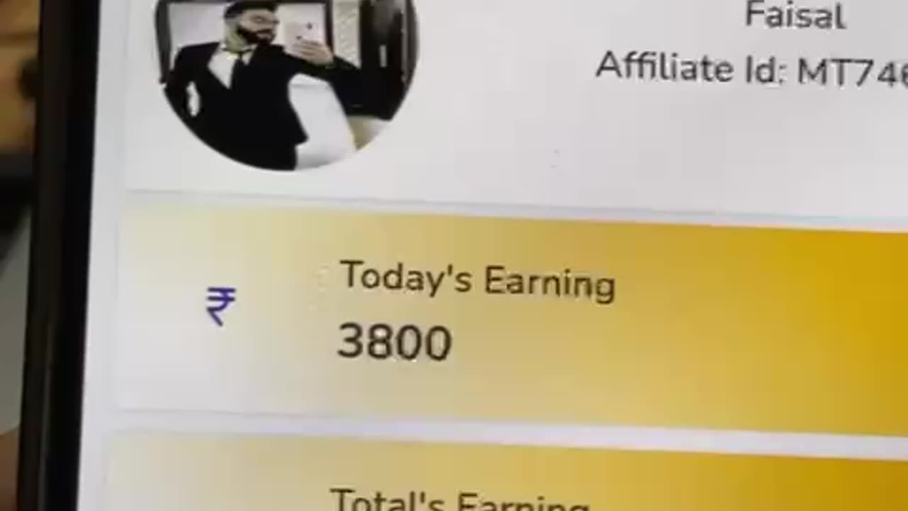 THE IS ONLINE BUSINESS . AFFILIATE MARKETING ANY ONE NEED PAT TIME WORK DM ME FOR DETAILS ☺️🥀💫