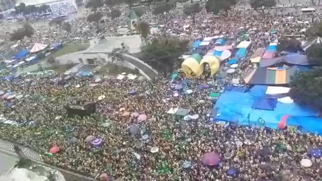 Downtown Rio de Janeiro, in front of the Army HQ, today! 🇧🇷