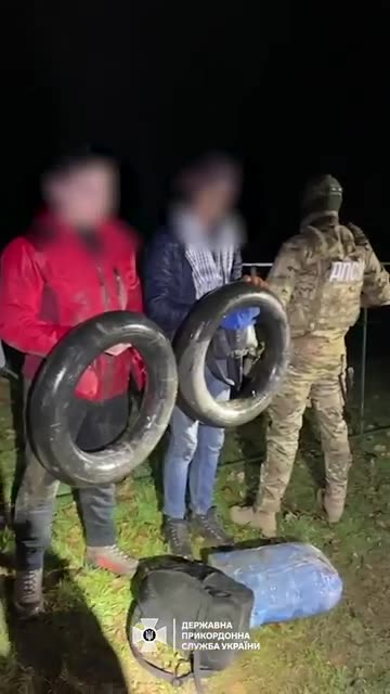 Трое украинцев пытались доплыть до Румынии на надувных камерах для шин