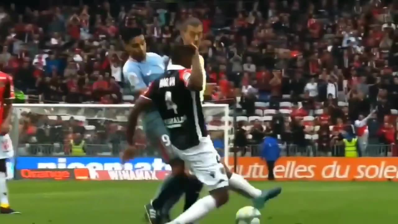 Funny moments in football - Try not to laugh 😂 #1