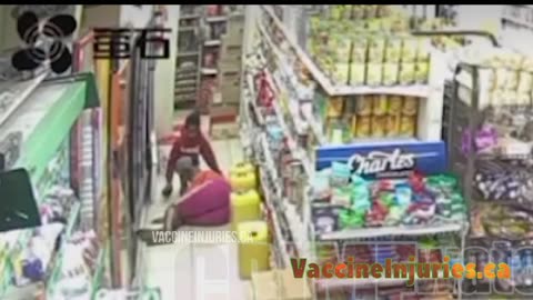 תופעת לוואי אישה בסופר עם הילד שלה מתמוטטת הילד אובד עצות ומנסה להרים אותה מזעזע ועצוב (מאי 2023)