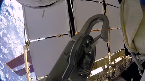 #Astronautas pierden un escudo en el espacio por accidente (GoPro 8K)(720P_HD)