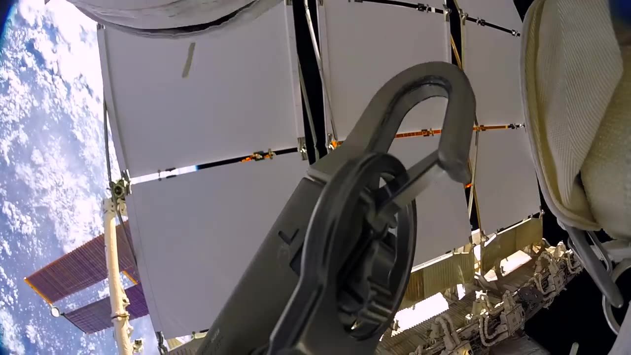 #Astronautas pierden un escudo en el espacio por accidente (GoPro 8K)(720P_HD)