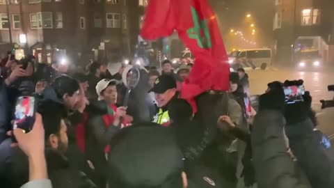 Agent viert feest met Marokko-fans op Mercatorplein