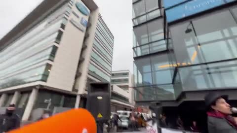 Protest outside #Pfizer building in Paris.