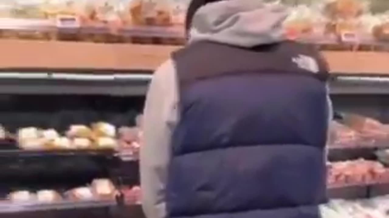 [HOLLAND] Muslim PISSES on PORK