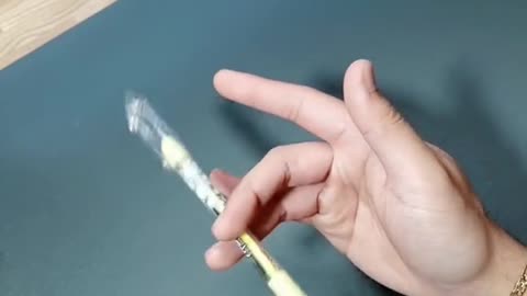 Learn a beginner pen spinning trick! 👍