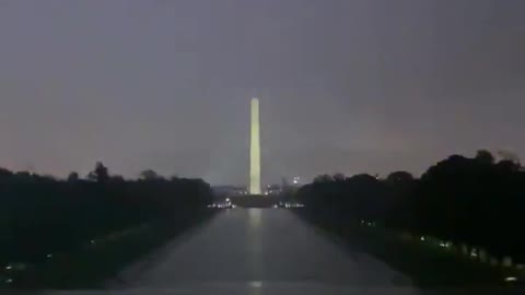 Lightening strikes Washington memorial