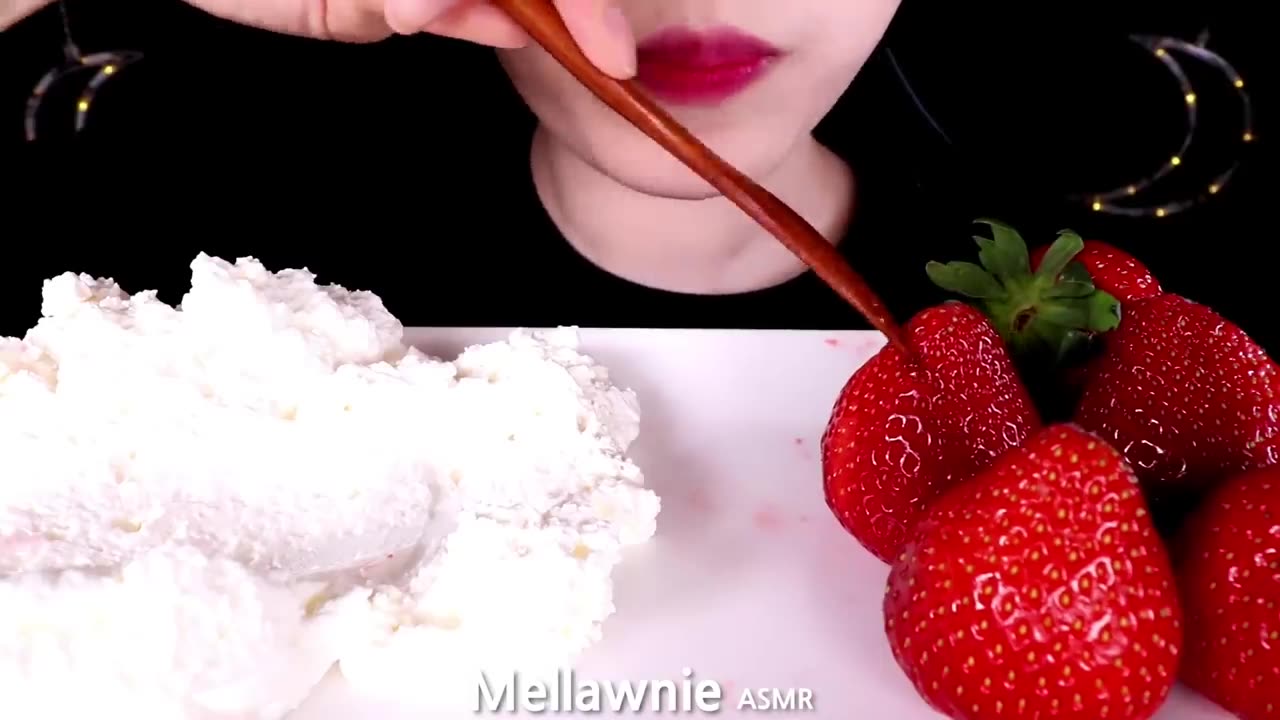 ASMR WHIPPED CREAM, STRAWBERRY, TAPIOCA BUBBLE TEA 생크림, 딸기, 공차 타피오카 버블티 EATING SOUNDS MUKBANG 디저트먹방