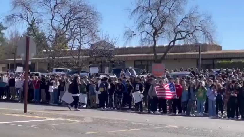 California USA Anti Mask Mandate 🔥 Oakridge High stage a walkout