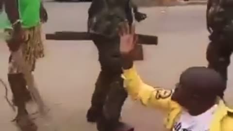 Breaking news : Nigerian Soldiers Brutally Assault LASTMA Official In Ojota, Lagos