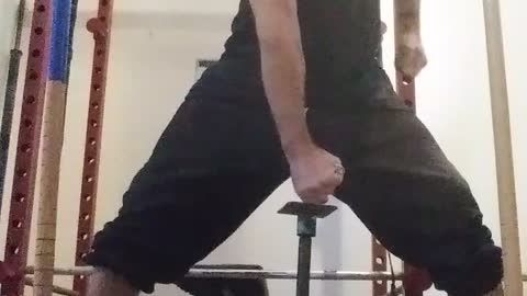 Reverse grip chain lift